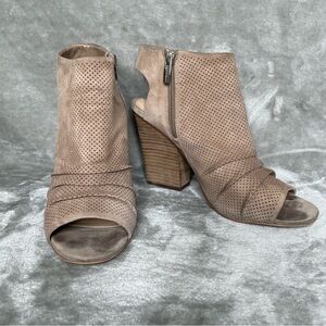 Vince Camuto Taupe Suede Perforated Peep Toe Ankle Booties Chunky Heel Sz 9